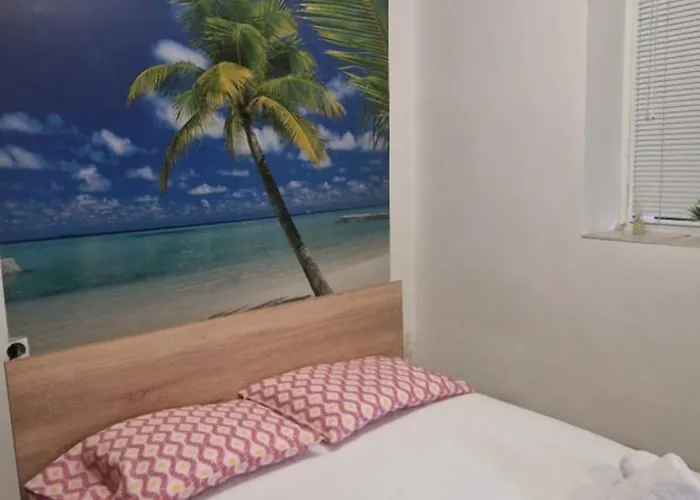 Cute & Cozy In Апартамент